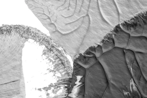 beyaz kağıt arkaplan üzerinde siyah beyaz soyut akrilik boya renk dokusu rorschach mürekkep lekesi yöntemi kullanarak