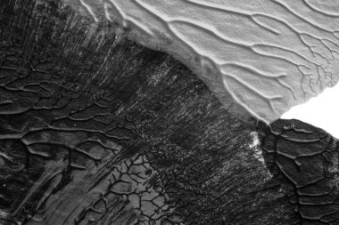 beyaz kağıt arkaplan üzerinde siyah beyaz soyut akrilik boya renk dokusu rorschach mürekkep lekesi yöntemi kullanarak