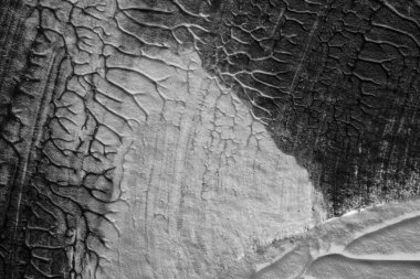 beyaz kağıt arkaplan üzerinde siyah beyaz soyut akrilik boya renk dokusu rorschach mürekkep lekesi yöntemi kullanarak