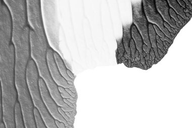 beyaz kağıt arkaplan üzerinde siyah beyaz soyut akrilik boya renk dokusu rorschach mürekkep lekesi yöntemi kullanarak