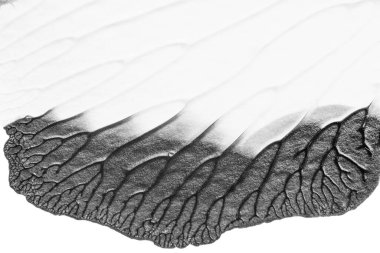 beyaz kağıt arkaplan üzerinde siyah beyaz soyut akrilik boya renk dokusu rorschach mürekkep lekesi yöntemi kullanarak