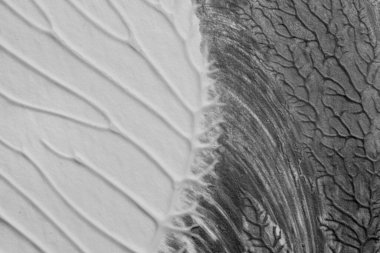 beyaz kağıt arkaplan üzerinde siyah beyaz soyut akrilik boya renk dokusu rorschach mürekkep lekesi yöntemi kullanarak