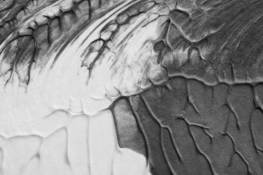 beyaz kağıt arkaplan üzerinde siyah beyaz soyut akrilik boya renk dokusu rorschach mürekkep lekesi yöntemi kullanarak