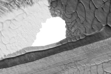 beyaz kağıt arkaplan üzerinde siyah beyaz soyut akrilik boya renk dokusu rorschach mürekkep lekesi yöntemi kullanarak