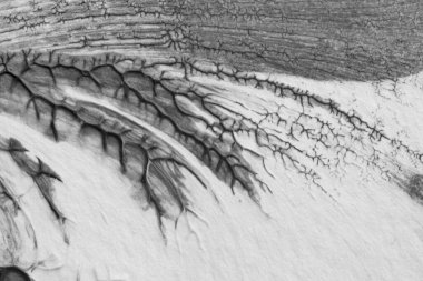 beyaz kağıt arkaplan üzerinde siyah beyaz soyut akrilik boya renk dokusu rorschach mürekkep lekesi yöntemi kullanarak