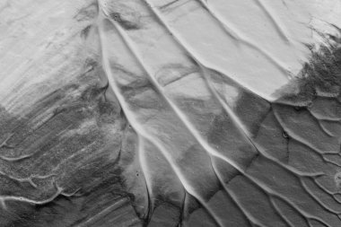 beyaz kağıt arkaplan üzerinde siyah beyaz soyut akrilik boya renk dokusu rorschach mürekkep lekesi yöntemi kullanarak