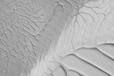 beyaz kağıt arkaplan üzerinde siyah beyaz soyut akrilik boya renk dokusu rorschach mürekkep lekesi yöntemi kullanarak