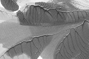 beyaz kağıt arkaplan üzerinde siyah beyaz soyut akrilik boya renk dokusu rorschach mürekkep lekesi yöntemi kullanarak