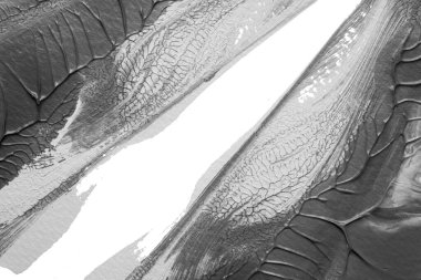 beyaz kağıt arkaplan üzerinde siyah beyaz soyut akrilik boya renk dokusu rorschach mürekkep lekesi yöntemi kullanarak