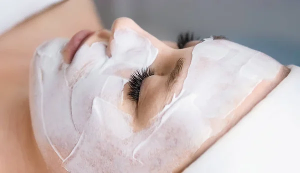 Mujer Con Máscara Blanca Belleza Pelando Cara Procedimiento Cosmético Profesional — Foto de Stock