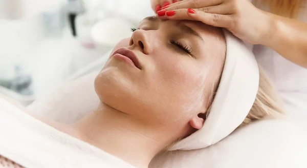 Esthéticienne Cosmétologue Fait Massage Visage Procédure Cosmétique Professionnelle Dans Salon — Photo