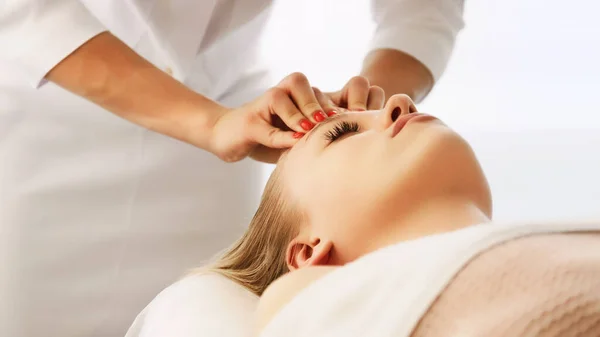 Beautician Cosmetologist Makes Face Sculpt Massage Areas Forehead Working Out — Stock Photo, Image