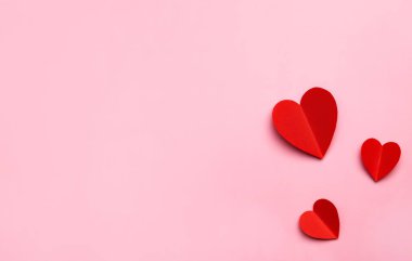 Kırmızı kalp şekilli sevgililer günü pembe arka planı. Boşluğu kopyala, metin için boşluk. Tasarım için model şablonu.