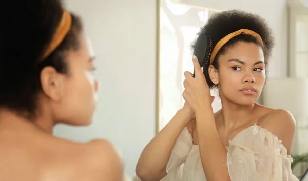 Mujer Afroamericana Peinándose Pelo Con Cepillo Hace Peinado Delante Del — Foto de Stock