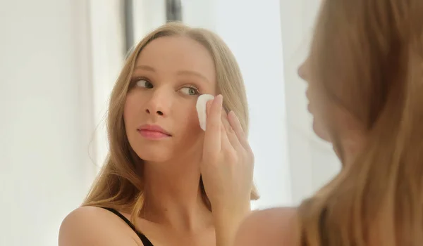 Young Woman Holding Cotton Pad Disk Cleaning Face Skin Cleanser — Foto de Stock