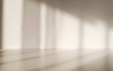 Pencerenin ışığı beyaz duvarda parlıyor, perdenin gölgesi, duvardaki bulanık gölgeler ve siluetler, taklit için boş alanı kopyalamak. Defocus bulanık gölgeler.