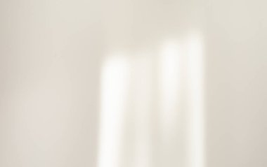 Pencereden gelen ışık beyaz duvarda parlıyor, gölge perdesi, duvarda bulanık gölgeler ve siluetler.