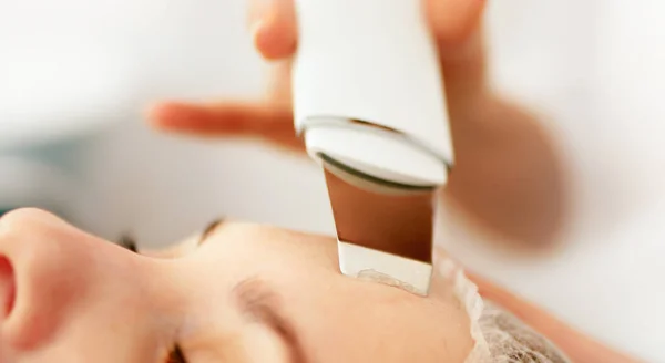 Kosmetikerin Die Ultraschall Gesichtsreinigung Haut Mit Gerät Professionelle Kosmetische Verfahren — Stockfoto