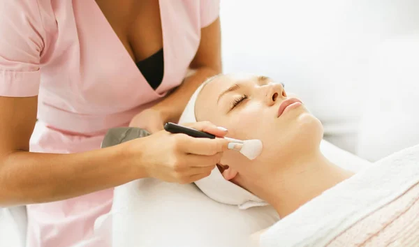 Estetista Cosmetologo Applica Prodotto Cosmetico Gel Peeling Maschera Con Spatola — Foto Stock