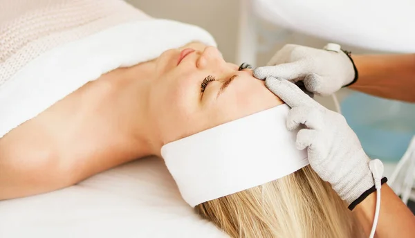 Kosmetikerin Kosmetologin Macht Einen Eingriff Gesicht Mit Mikrostromtherapie Handschuhen Hardware — Stockfoto