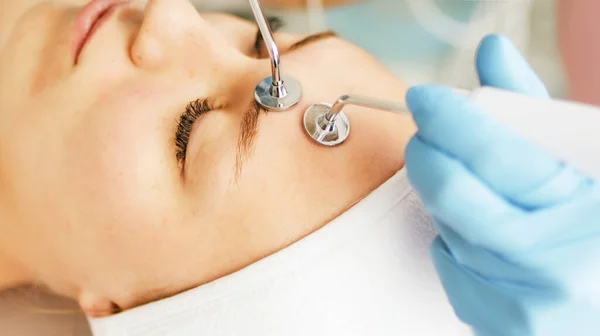 Kosmetikerin Kosmetologin Macht Einen Eingriff Gesicht Mit Mikrostromtherapie Gerät Hardware — Stockfoto