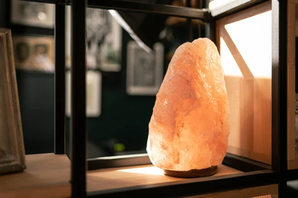 Himalaya gül tuzu lambası iyileştirici veya solunum sağlığını iyileştirmek için, odadaki anksiyete ve temiz havayı azaltmak için.