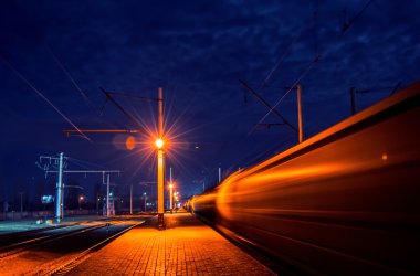 Tren istasyondan ayrılır.