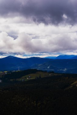 gökyüzü yavaşça dağlardaki düşüyor