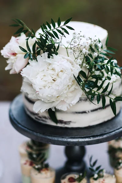 花で飾られたオフサイト登録のための夏の結婚式のケーキおいしいデザートバニラビスケット結婚式のケーキ ケーキは白い牡丹で飾られています 菓子製品は いくつかの層で構成されています ストック写真