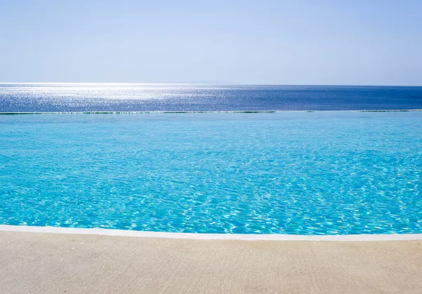 Infinity swimming pool with a view on Aegean Sea, Crete, Greece — Stock Photo, Image