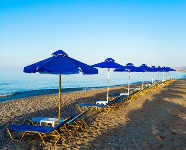 şemsiye ve chais-longue sahilde