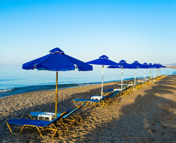 Sombrillas y chais-longue en la playa —  Fotos de Stock