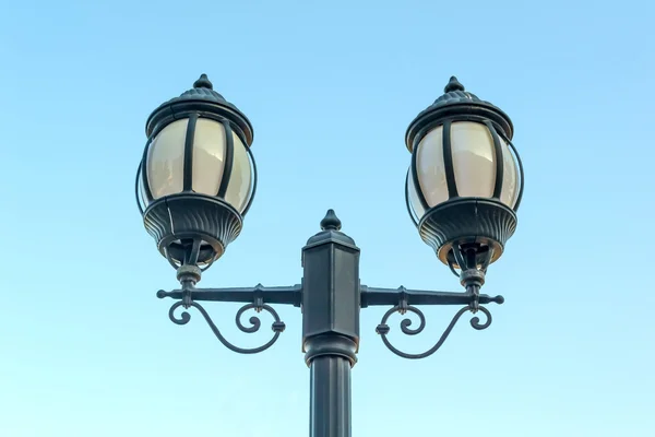 Antigua luz de calle vintage contra el cielo azul —  Fotos de Stock
