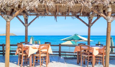 ahşap masa ve sandalyeler Deniz kenarındaki Beach Cafe