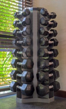bir fitness salonunda dilsiz çanları