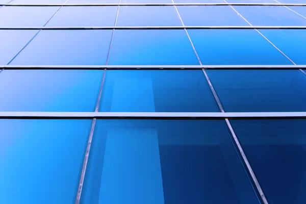 Перспективний вид на блакитний фон скляного будівельного хмарочоса — стокове фото