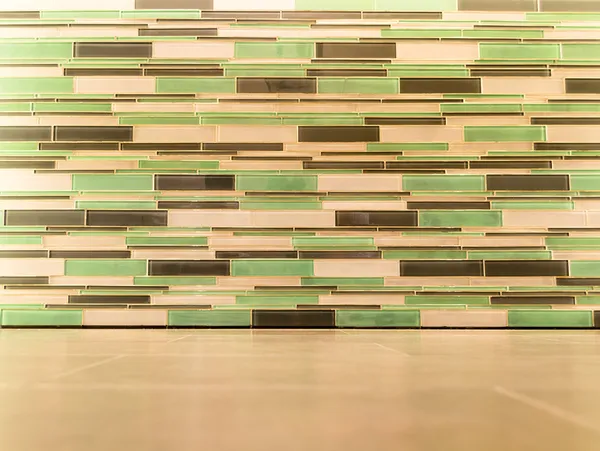 Pared multicolor de ladrillos y suelo interior — Foto de Stock