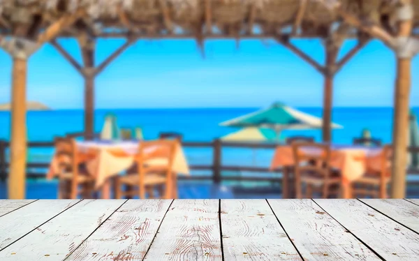 Cubierta de madera frente al paisaje de playa — Foto de Stock