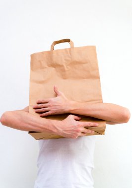 adamın elinde bir kağıt çanta