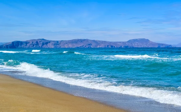 Costo del mare con onde e sabbia, Creta, Grecia — Foto Stock