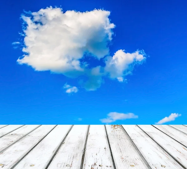 Cielo blu con nuvole e tavola di legno — Foto Stock