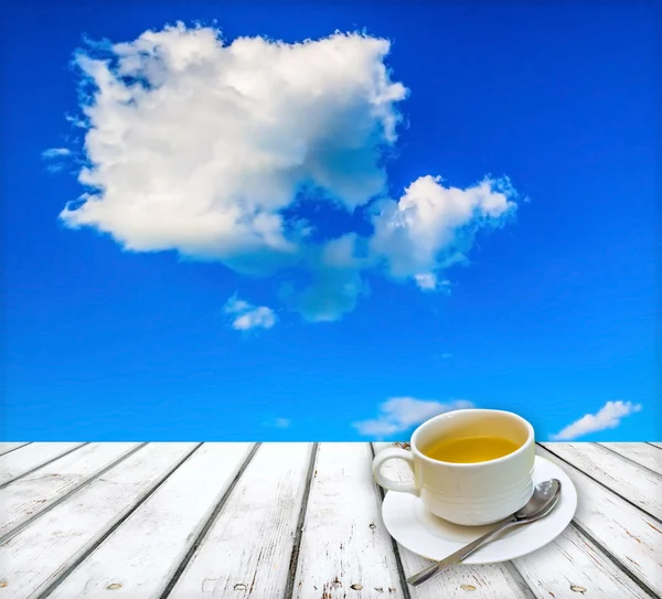 Taza de té sobre mesa de madera con fondo cielo —  Fotos de Stock