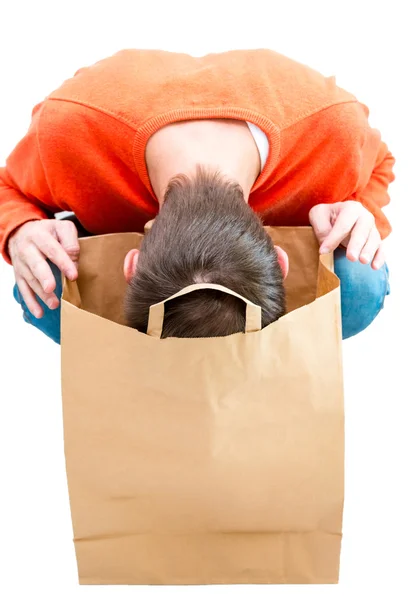 Hombre mirando dentro de la bolsa de papel . —  Fotos de Stock