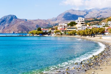 Dağlar manzaralı kıyı şeridi