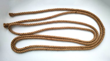 Beyaz arka planda pürüzlü doğal halat kablosu