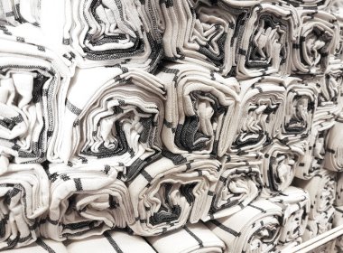 Yuvarlak kumaşlı kumaş havlular arka planda