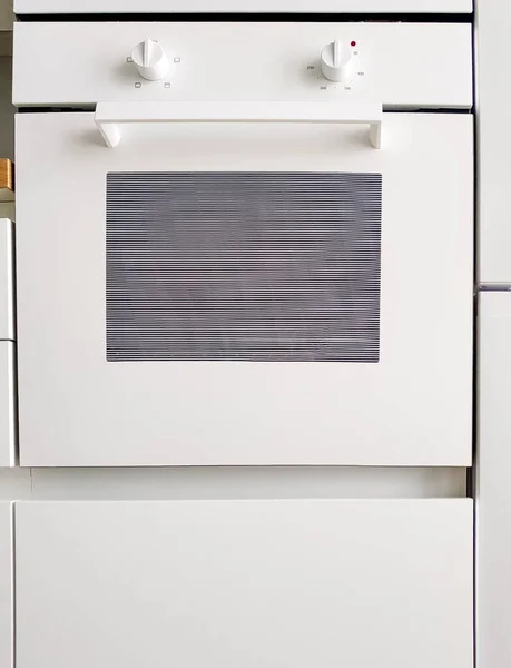 白いキッチンのスキャンディインテリアの組み込みオーブン — ストック写真