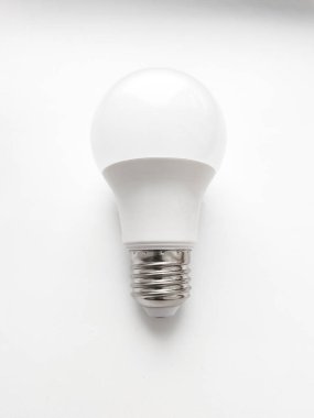 LED beyaz ampul beyaz arkaplanda izole edildi. Elektrik lambasından tasarruf edilen enerji