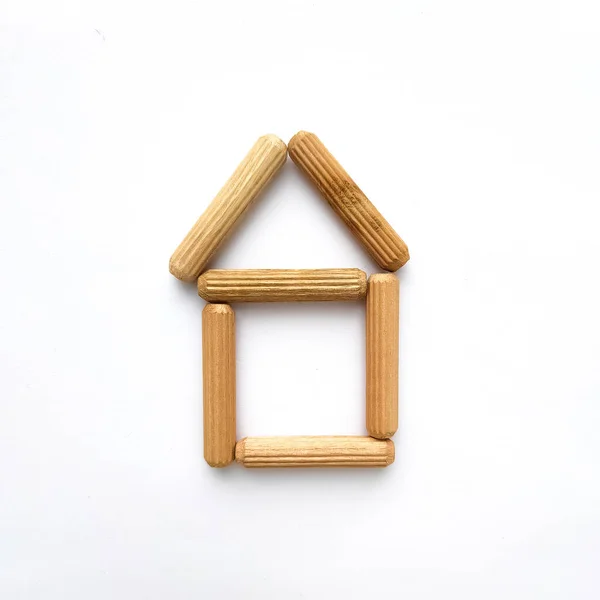 Σπίτι κατασκευασμένο από ξύλινα μπαστούνια σε λευκό φόντο — Φωτογραφία Αρχείου