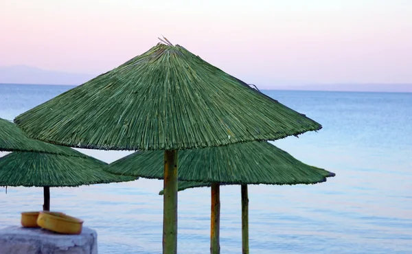 Reed slunečníky na pláži — Stock fotografie